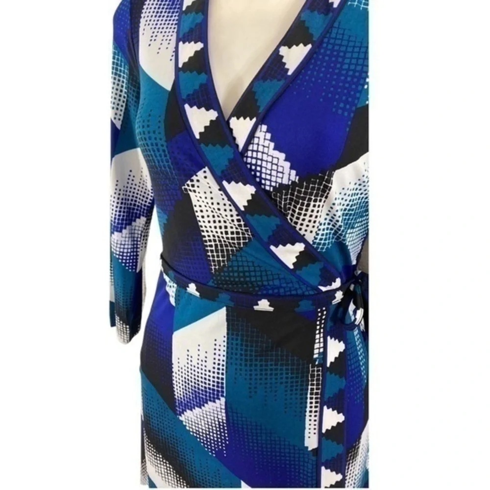 BCBGMaxazria Blue Combo print wrap jersey dress